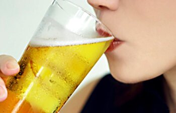 video-devushka-vlagalishe-pivo